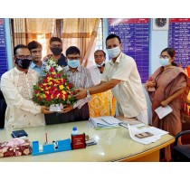 কলেজ গভর্নিং বডির সভাপতিকে ফুলেল শুভেচ্ছা