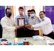 কলেজ গভর্নিং বডির সভাপতিকে ক্রেস্ট প্রদান